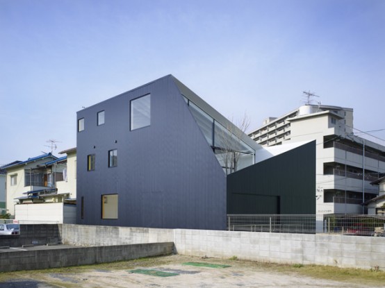 Modern and Minimalist Wrap House by Japanese Architects - DigsDi
