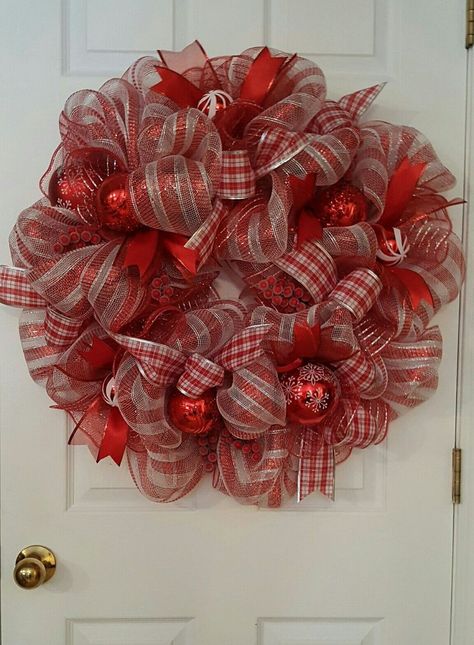 37 Best Wreath And Garland Ideas For Valentines Day | Deco mesh .